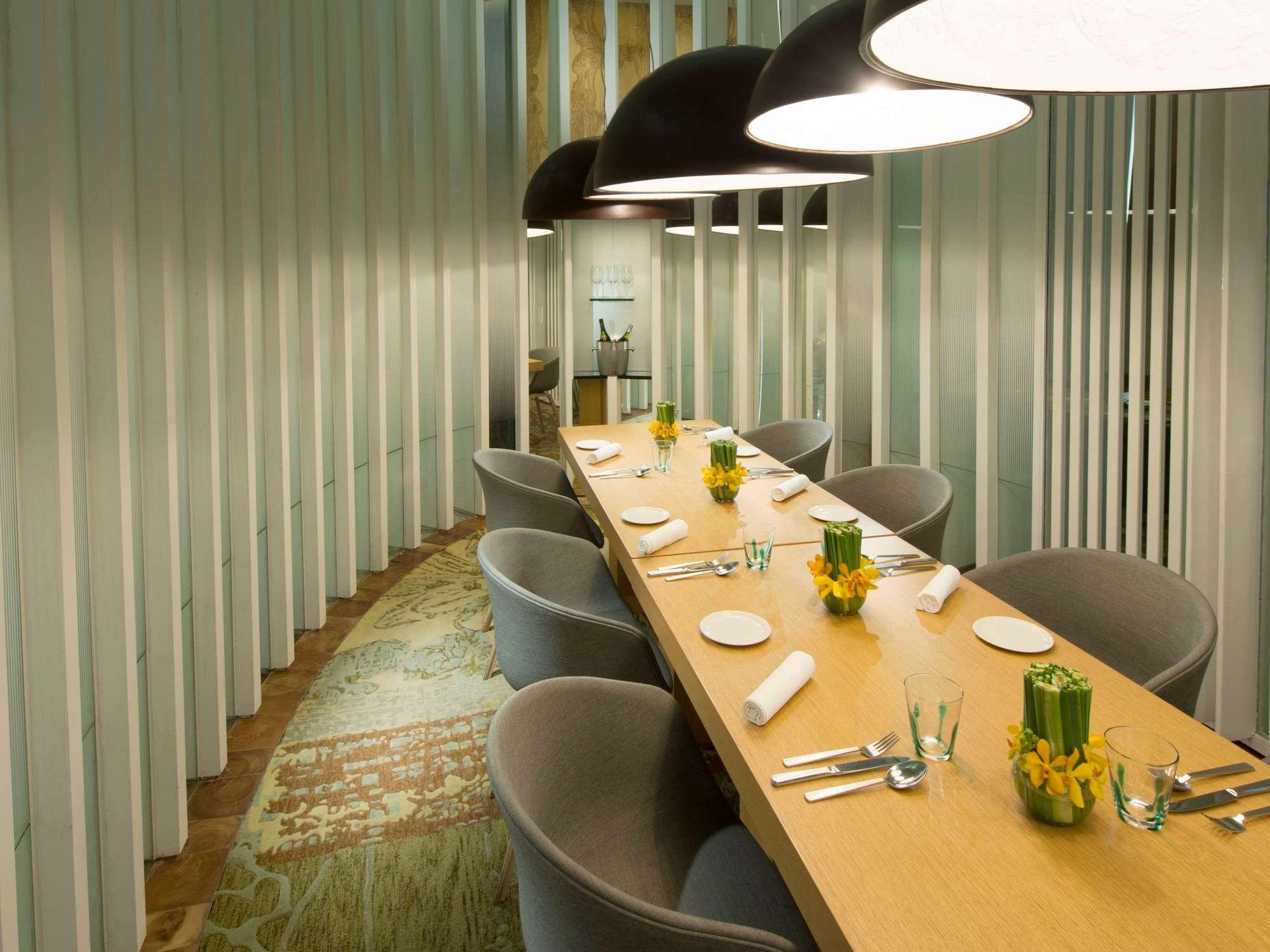 Hotel Hilton Kuala Lumpur Exteriér fotografie The private dining room at the restaurant
