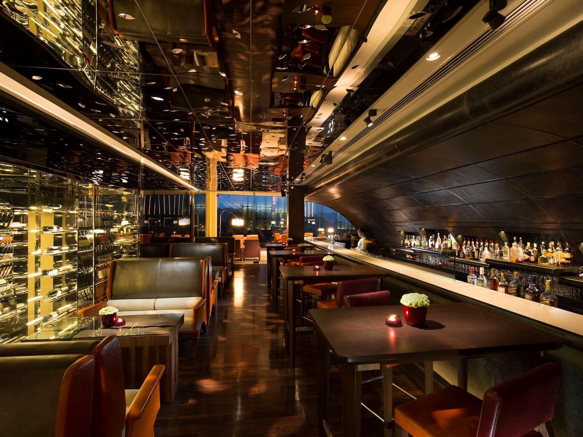 Hotel Hilton Kuala Lumpur Exteriér fotografie The bar at the 101 bar