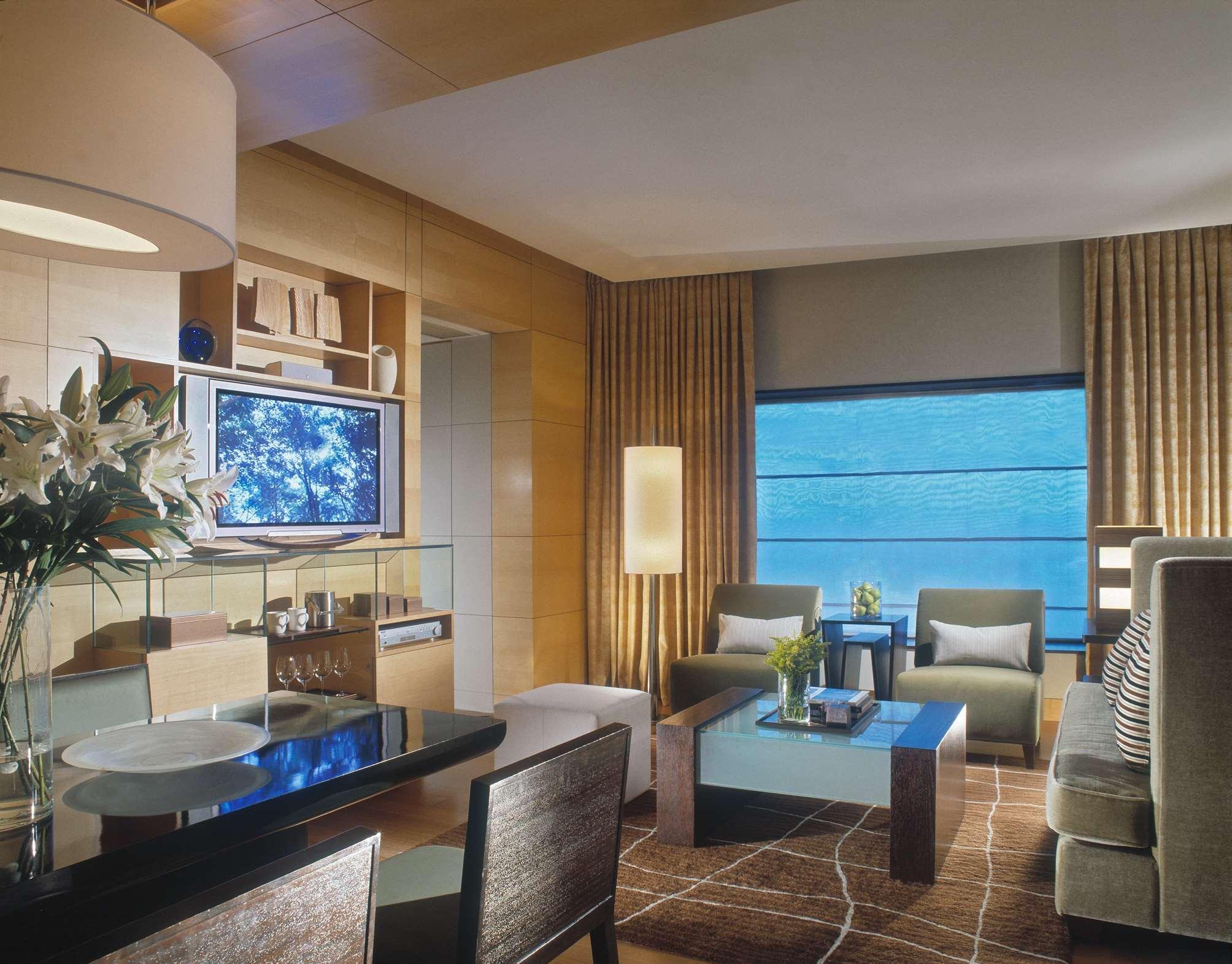 Hotel Hilton Kuala Lumpur Exteriér fotografie A living room in a suite at The Mirage