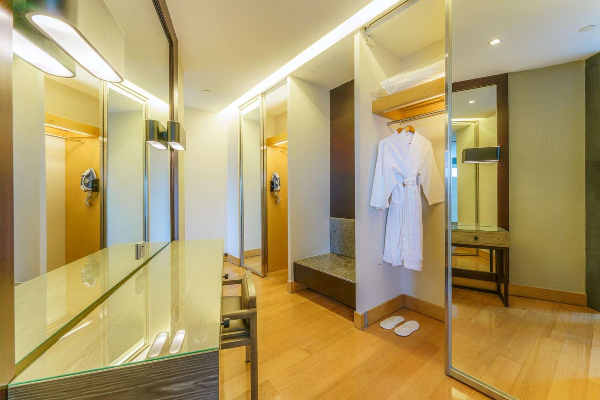 Hotel Hilton Kuala Lumpur Exteriér fotografie A hotel room with a bathrobe